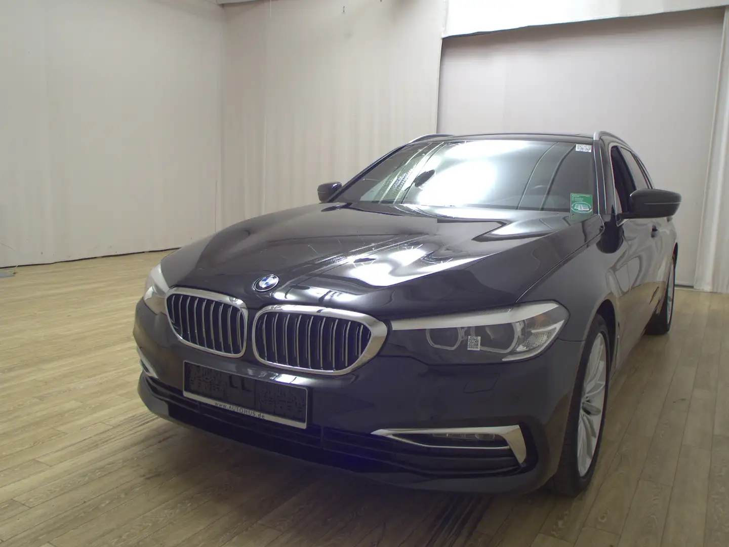BMW 530 dA Touring Luxury-Line Navi LED Pano H-K RFK Schwarz - 2