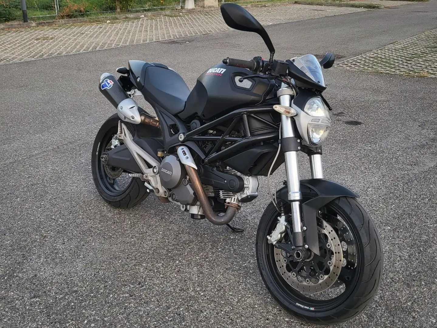 Ducati Monster 696 plus Negro - 1
