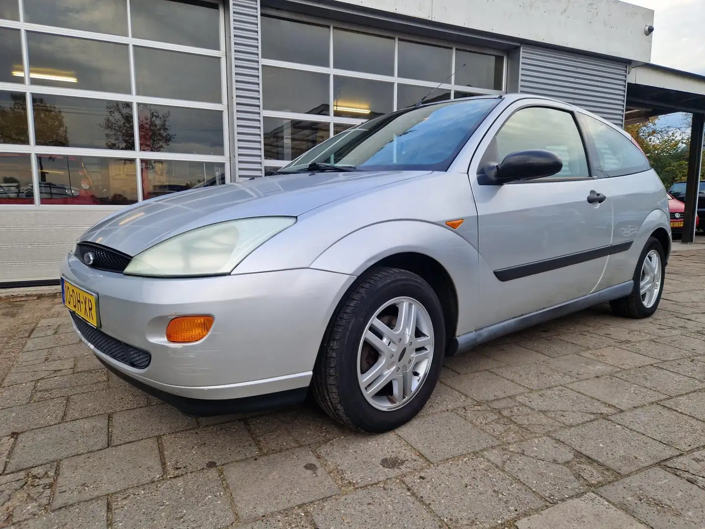 Ford Focus 1.4-16V Trend Grijs - 1