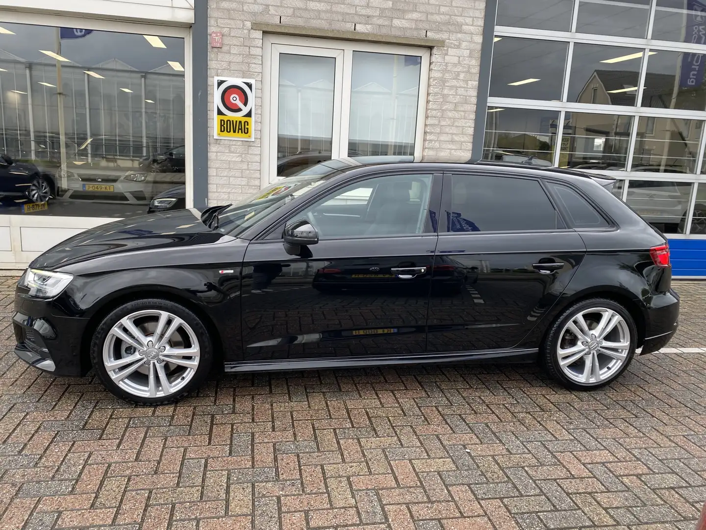 Audi A3 Sportback 40 TFSI S-Line / AUTOMAAT/ TREKHAAK/ 190 Schwarz - 2