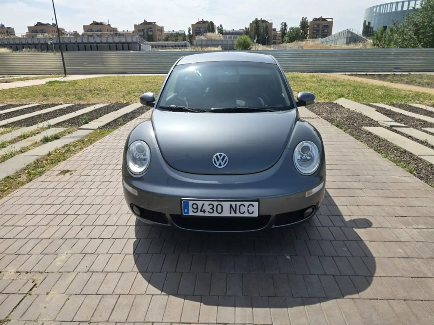 Volkswagen Beetle 1.6 siva - 2