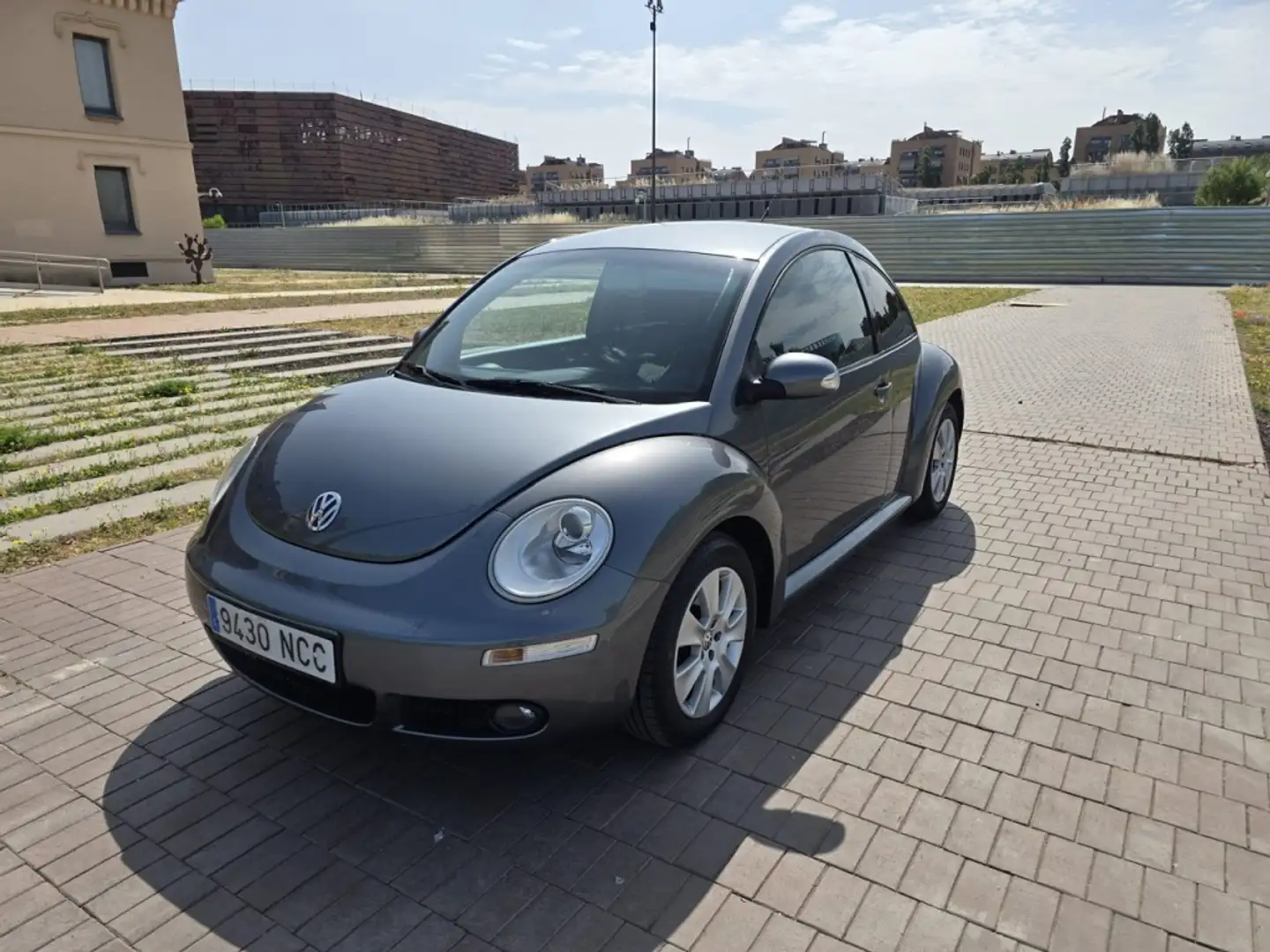 Volkswagen Beetle 1.6 siva - 1