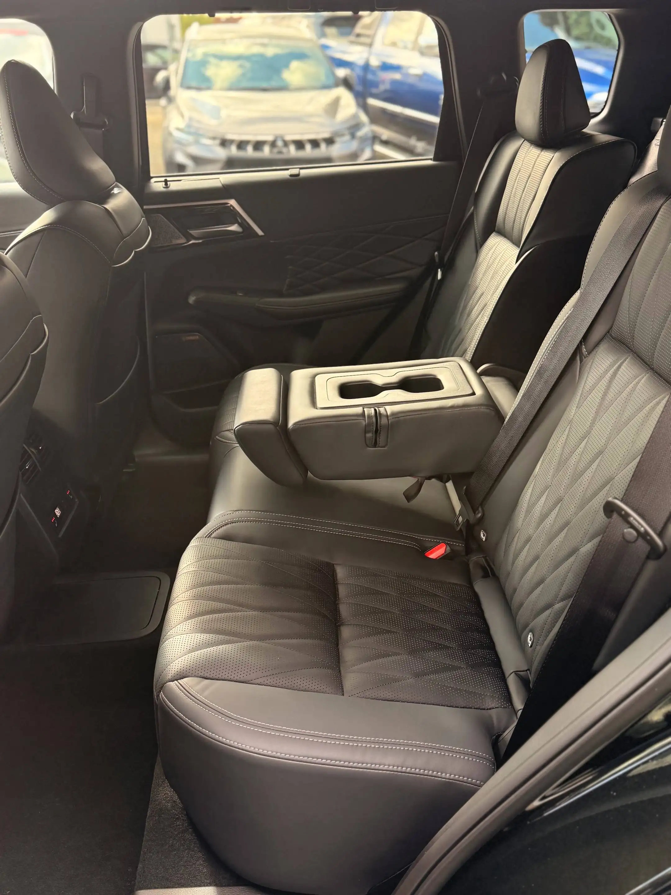 Mitsubishi Outlander 2.4 4WD PHEV Top Black #Massage+Sitzlüftung+HUD# — photo 11
