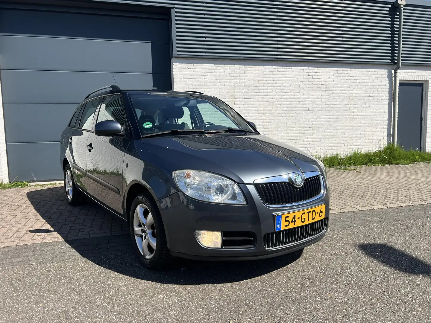 Skoda Fabia Combi 1.4-16V Sport Grijs - 2
