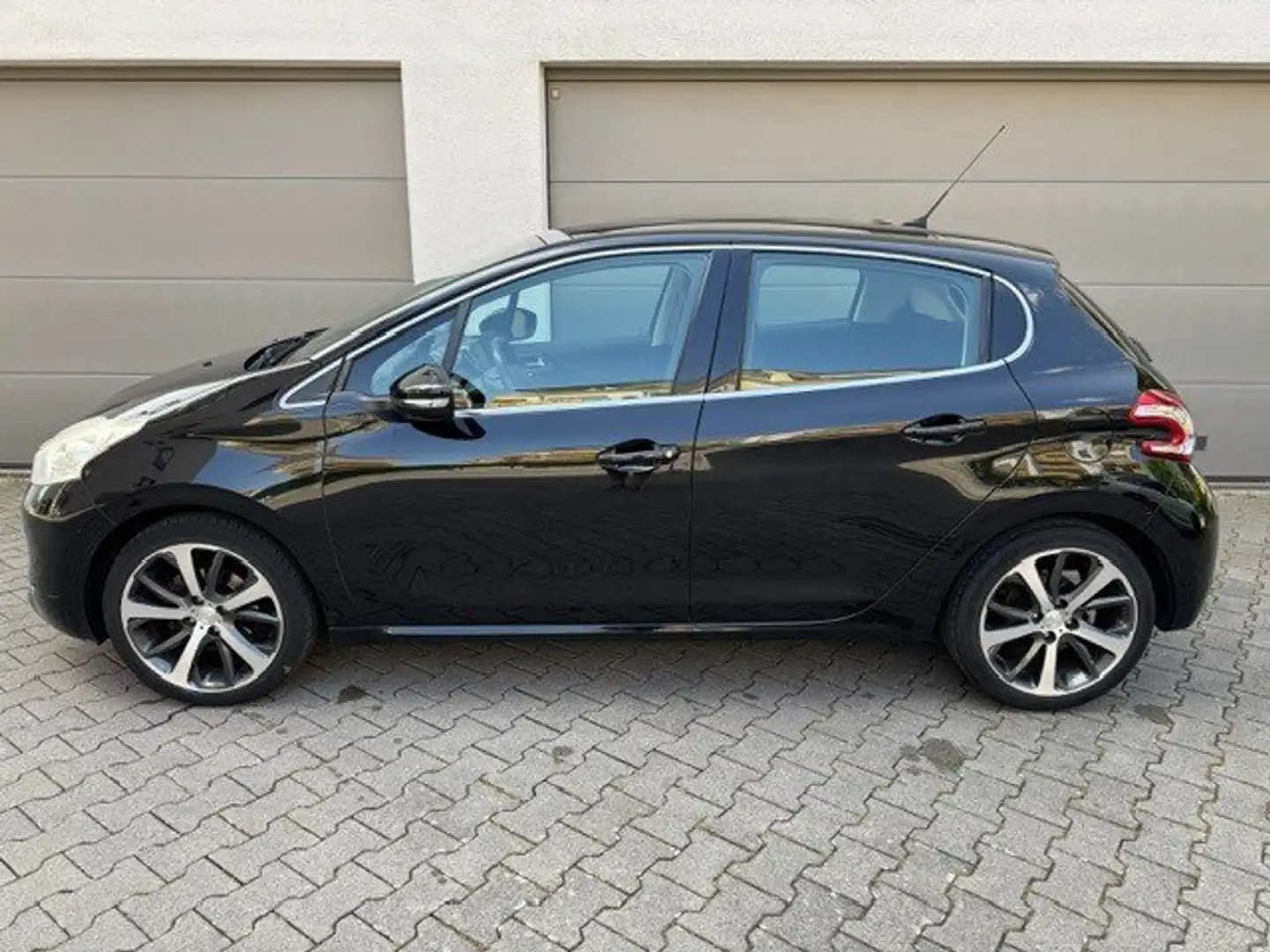 Peugeot 208 Allure 1.2 PureTech 110*Klima*Pano*Navi*LED* Noir - 2