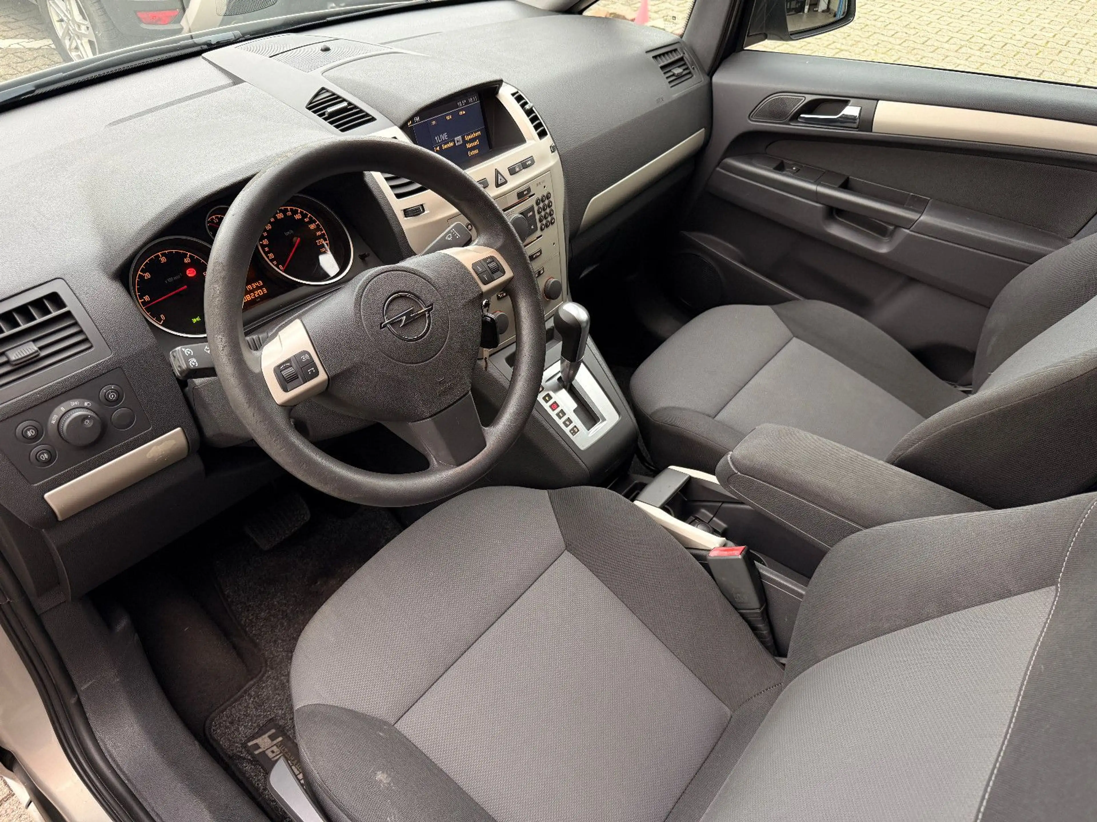 Opel Zafira B Innovation/Aut./Navi/Freispr./PDC Vo-Hi — photo 8