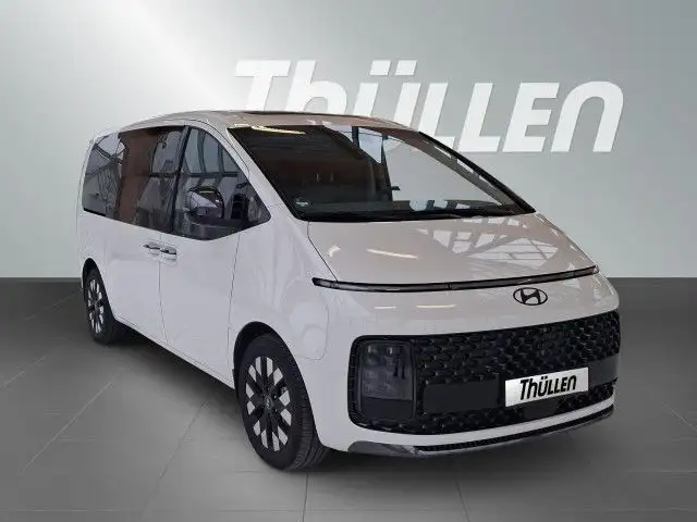 Hyundai Staria view 3