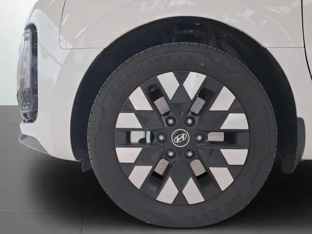 Hyundai Staria view 10
