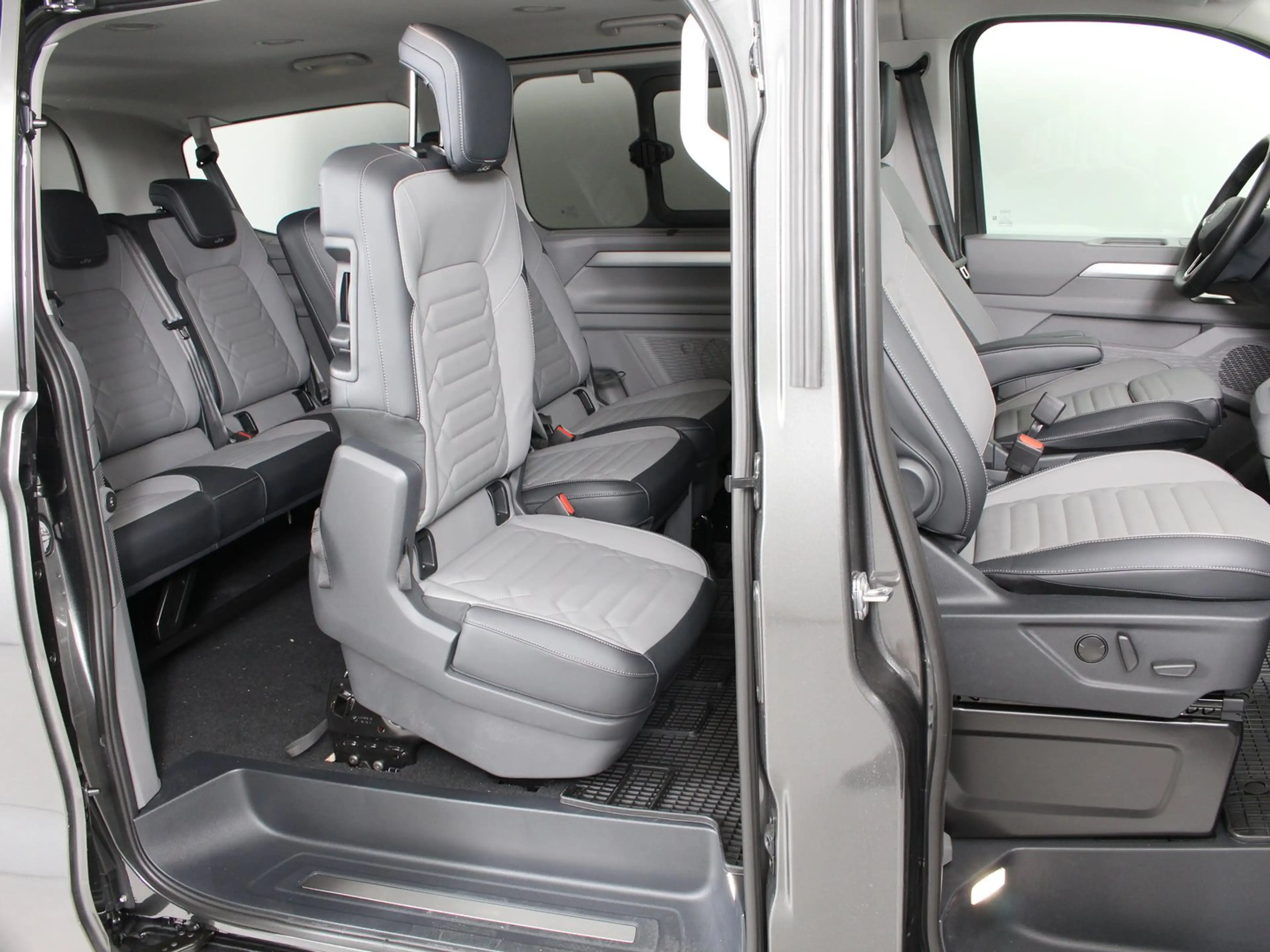 Volkswagen T7 Caravelle VW T7 Caravelle Style TDI 4MOTION — photo 11