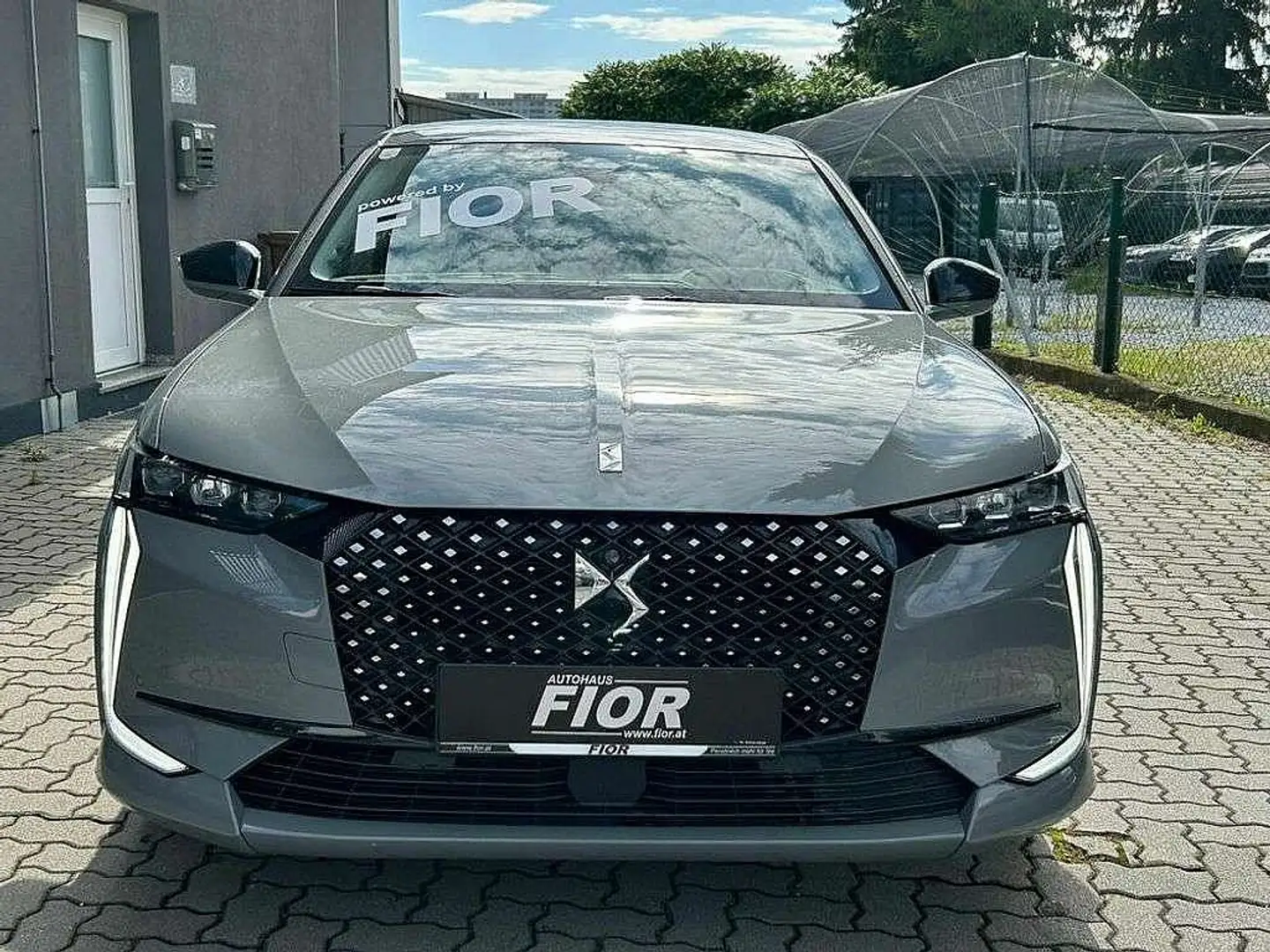 DS Automobiles DS 4 BlueHDi 130 EAT8 Esprit de Voyage (ND2) Grau - 2