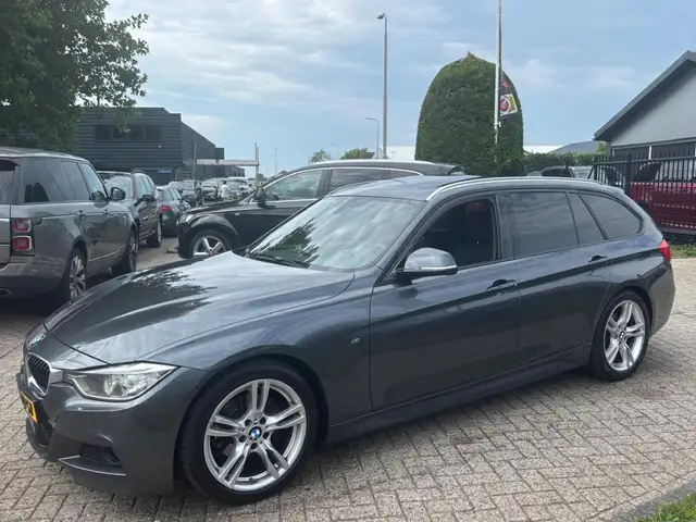 BMW 3 Series view 4