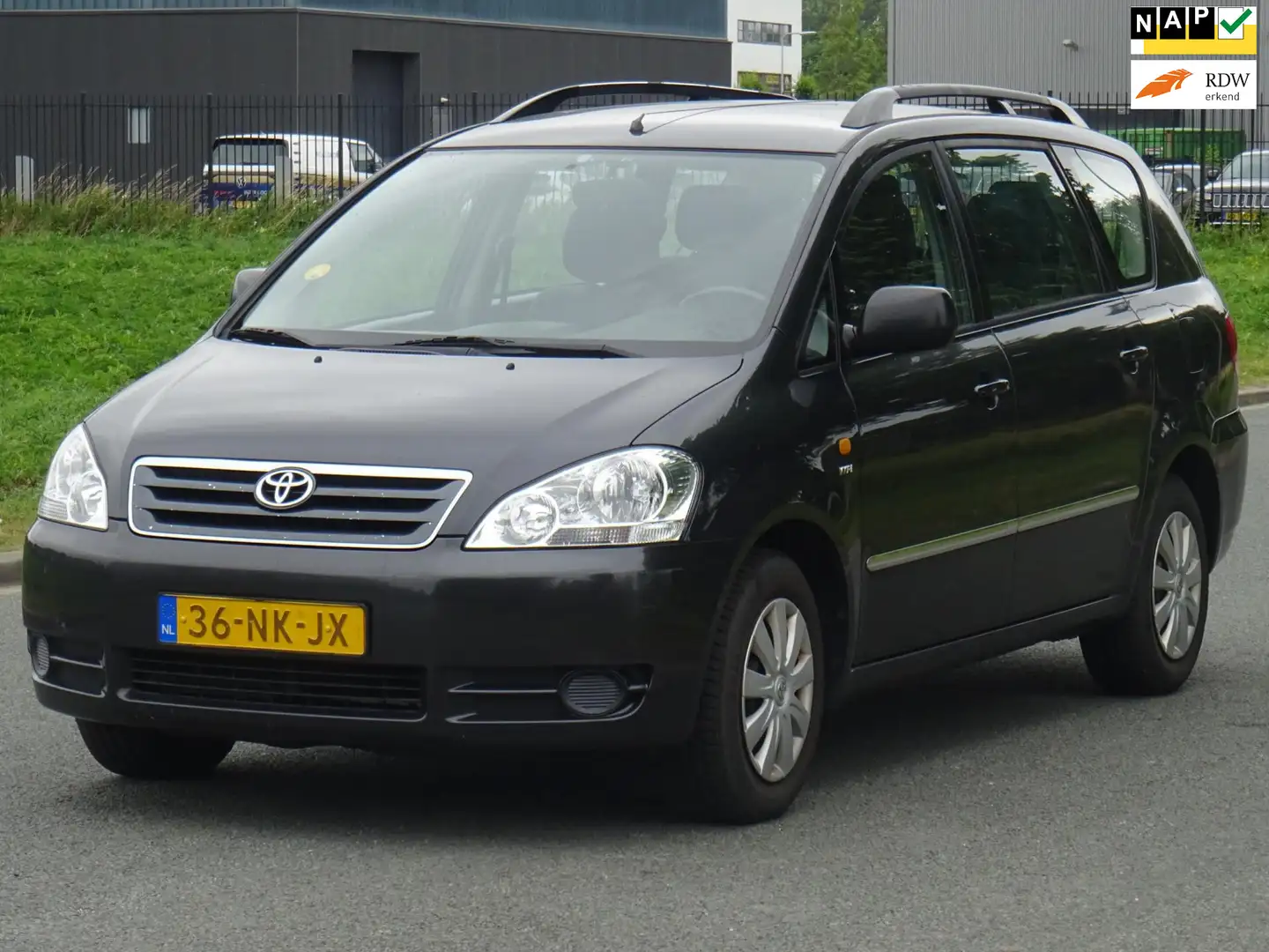 Toyota Avensis Verso 2.0i Linea Luna 7p. NAP/AIRCO/PDC/APK Gris - 1