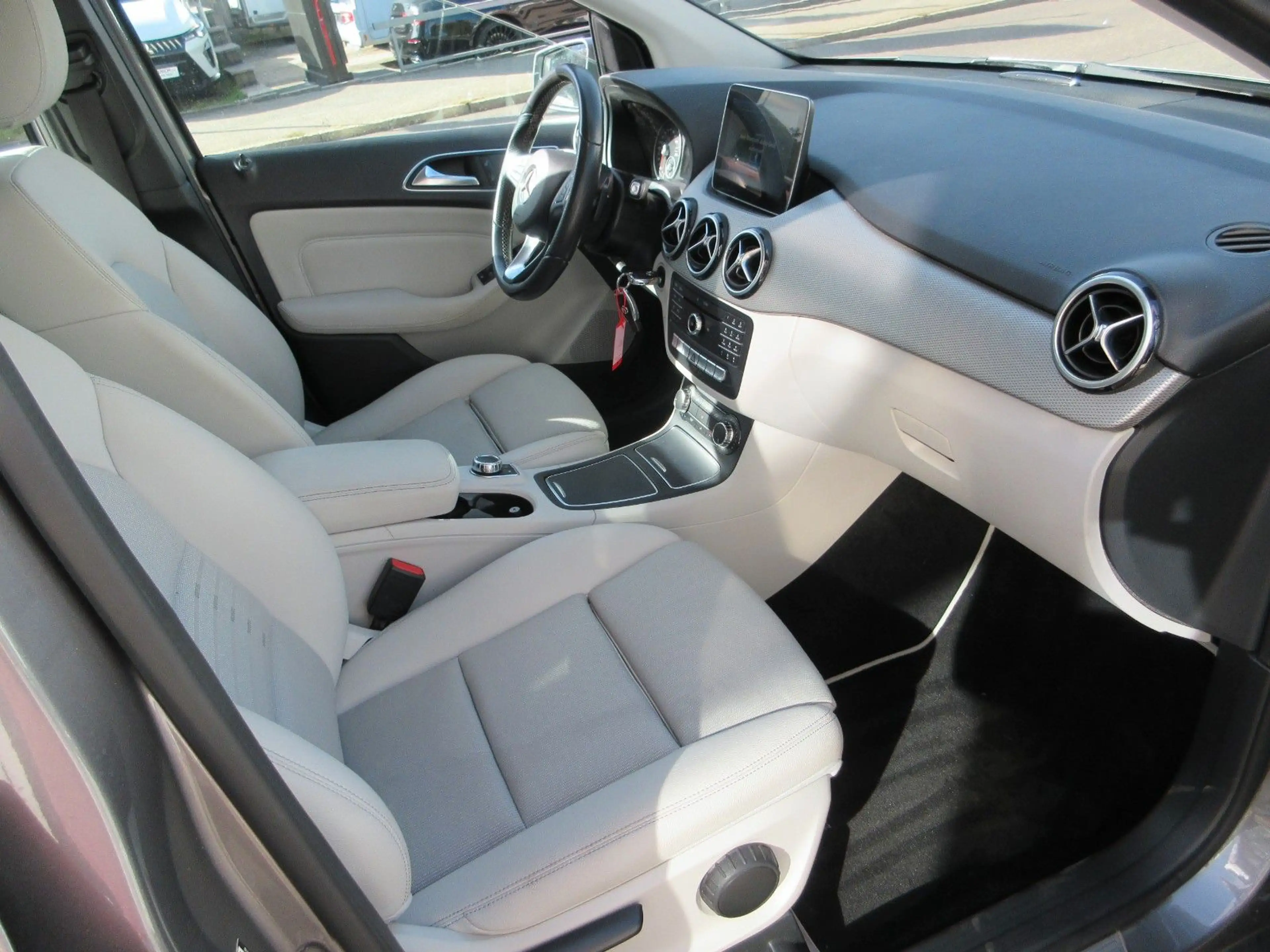 Mercedes-Benz B 200 Urban Style Edition — photo 13