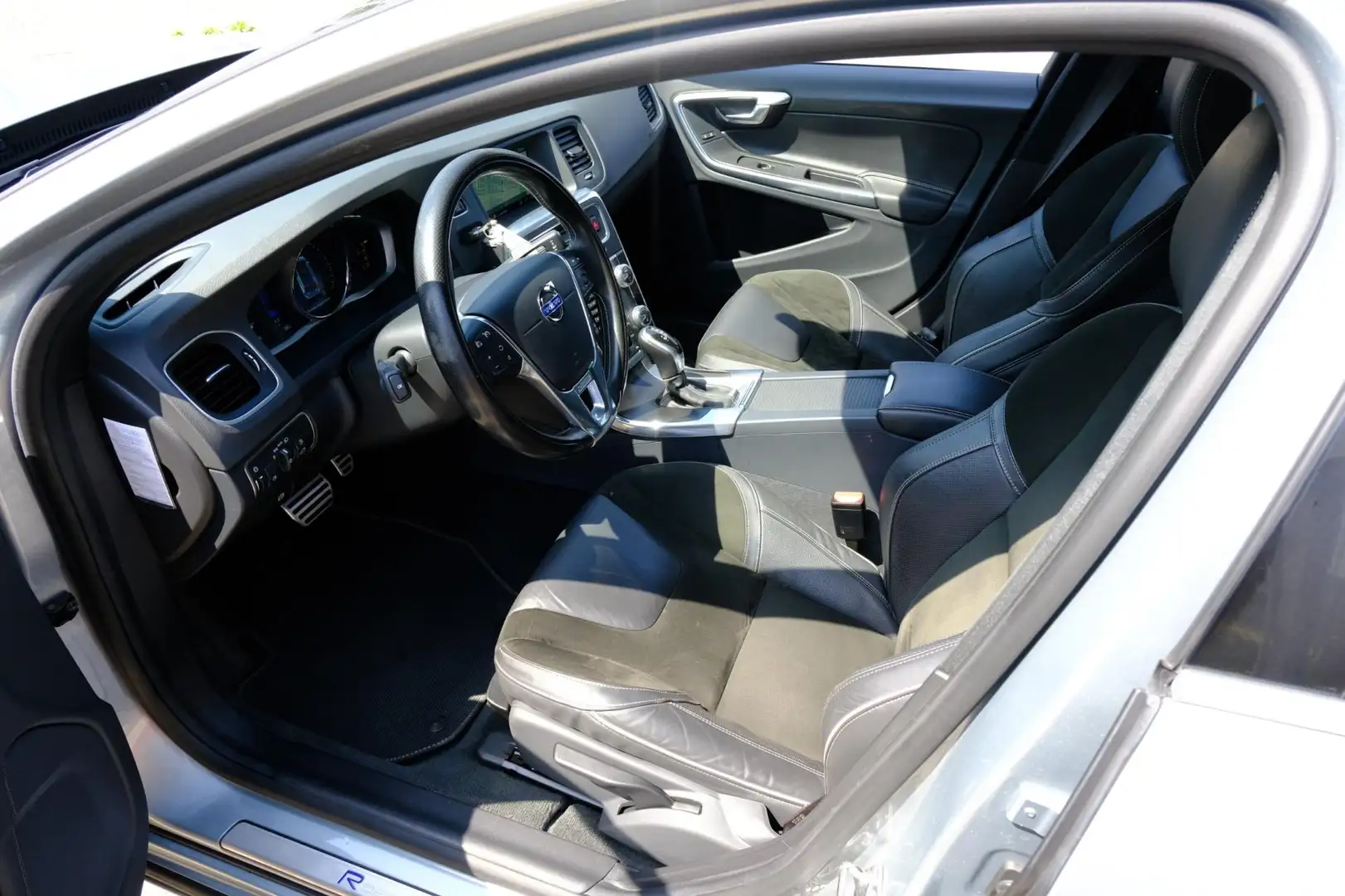 Volvo V60 2.0 D2 R-Design Aut. Xenon|Leder-alcantara|Navi|Cl Grijs - 2