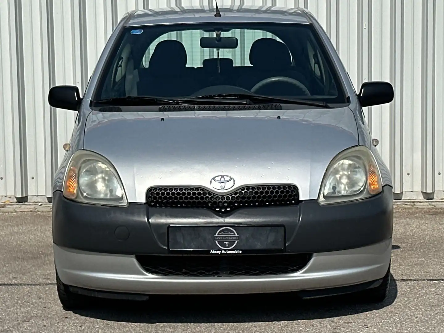 Toyota Yaris 1.0 68PS Silber - 2