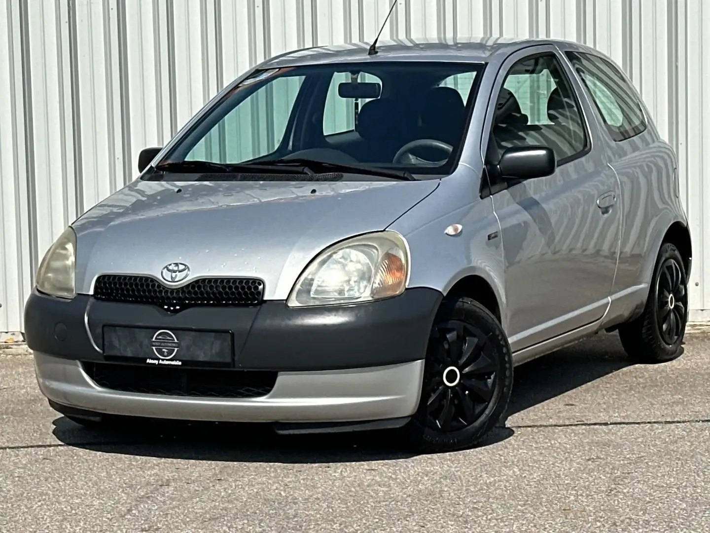 Toyota Yaris 1.0 68PS Silber - 1
