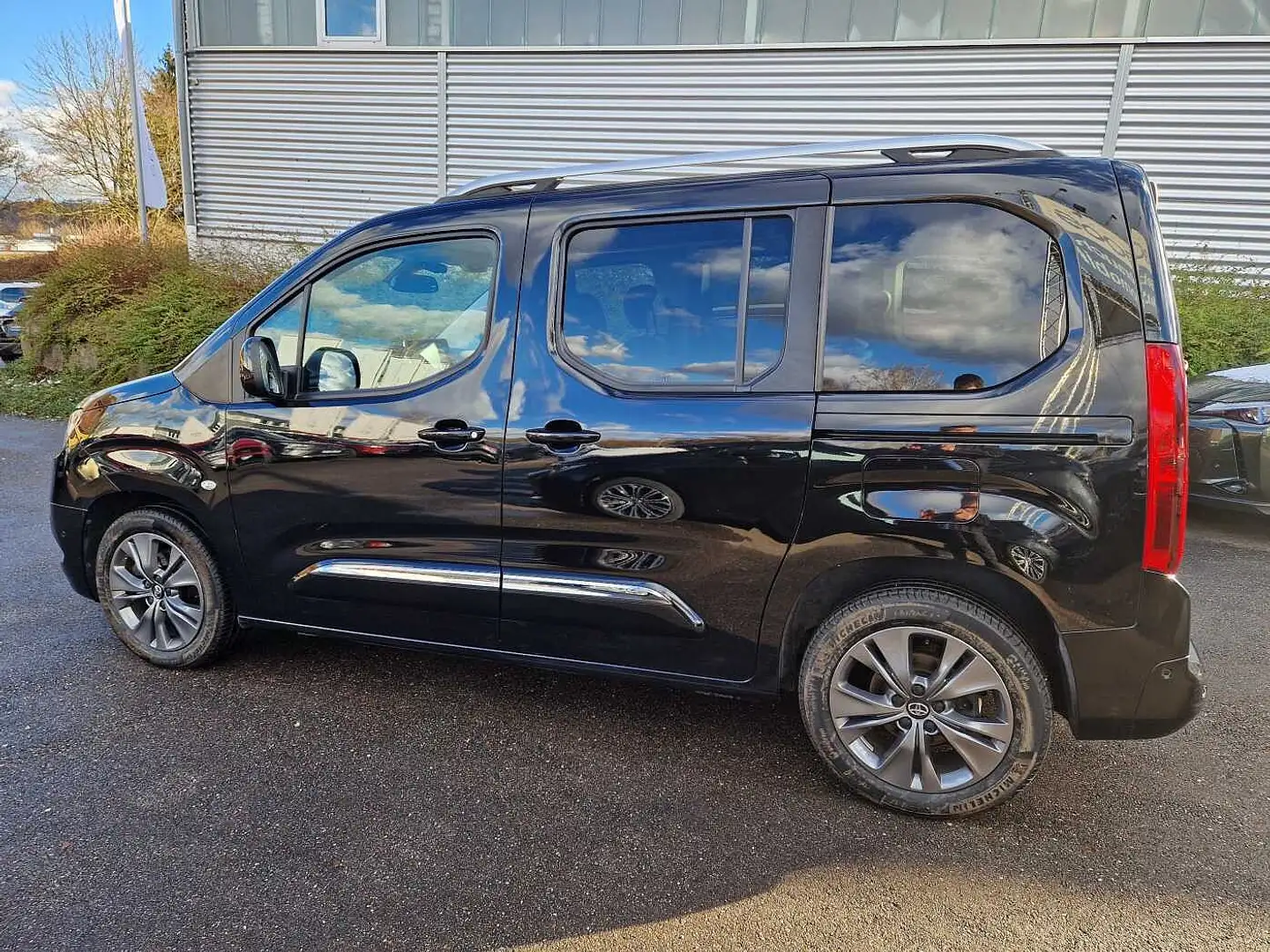 Toyota Proace City Verso D-4D L1 Executive Černá - 2