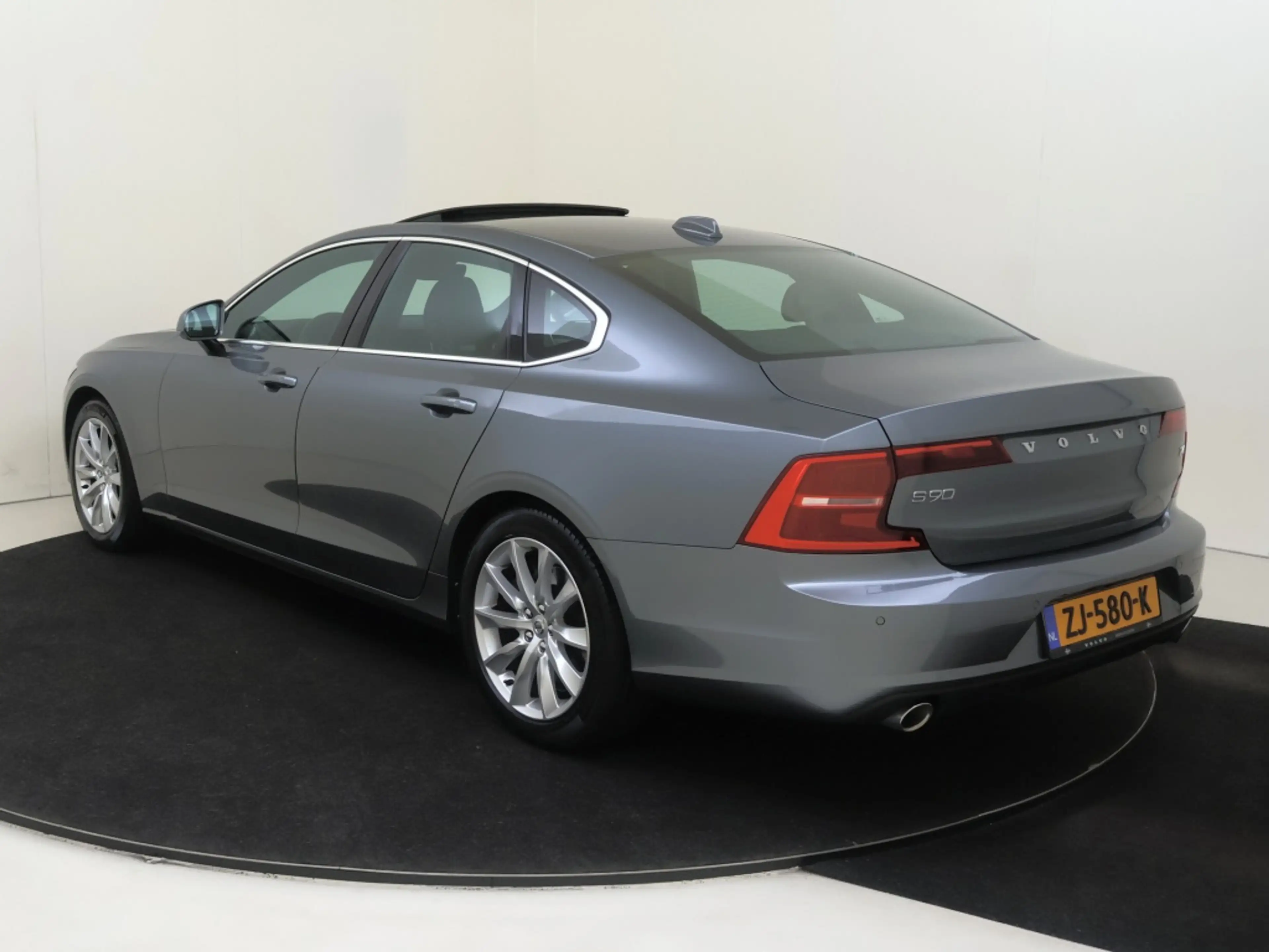 Volvo S90 T4 Momentum+ | Trekhaak | Panoramadak | 360° Camer — photo 4