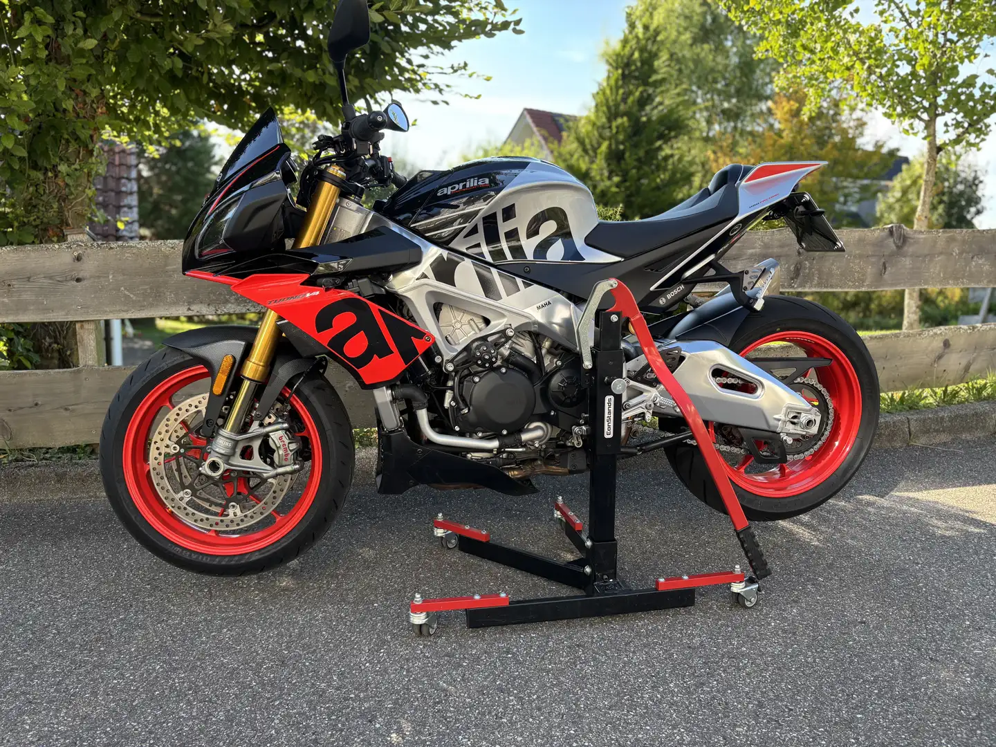 Aprilia Tuono V4 1100 Factory Srebrny - 1