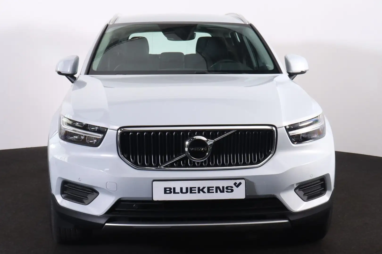 Volvo XC40 T3 Momentum Pro - Intellisafe Assist/Surround - Se Grijs - 2