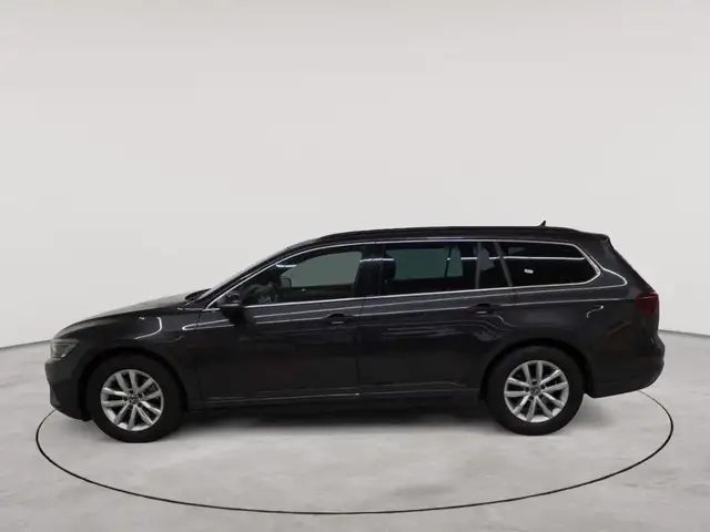 Volkswagen Passat view 6