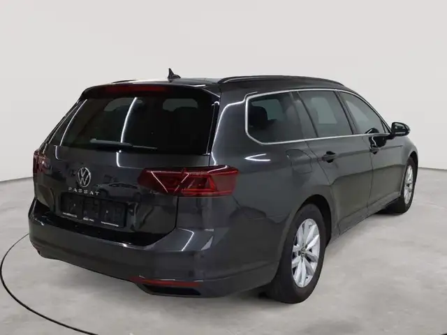 Volkswagen Passat view 4