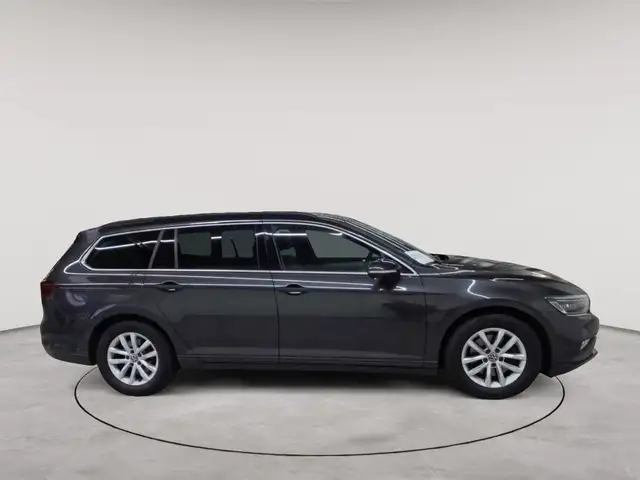 Volkswagen Passat view 3