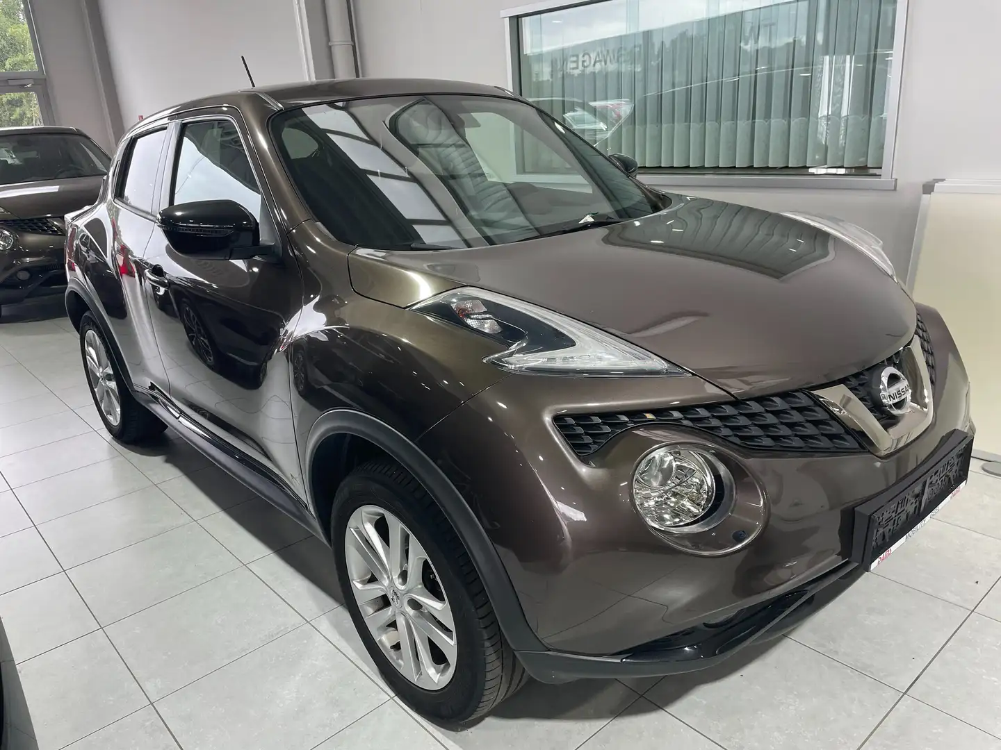 Nissan Juke 1.2 DIG-T 2WD N-Connecta Braun - 2