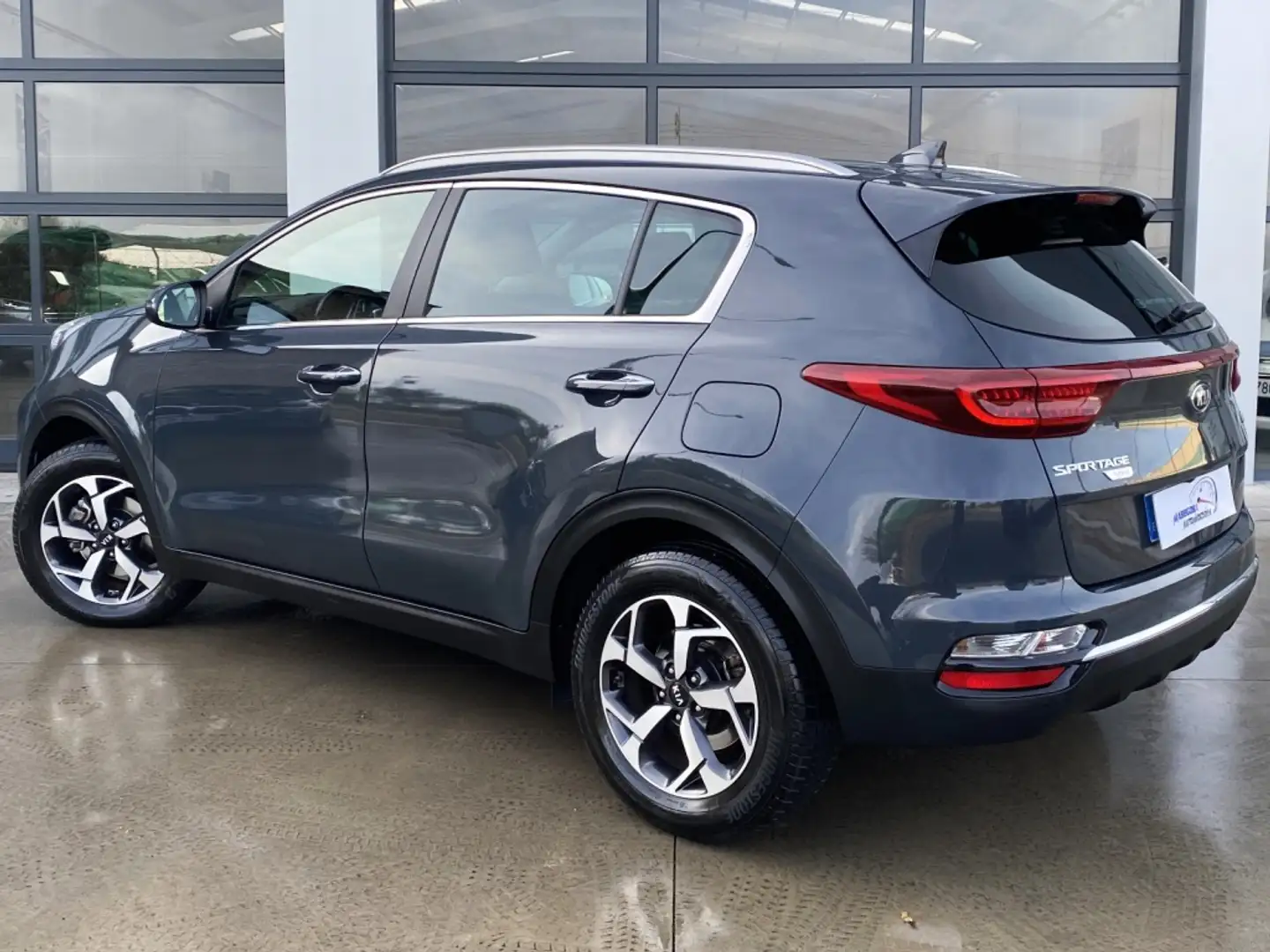 Kia Sportage 1.6 MHEV Drive 4x2 136 Gris - 2