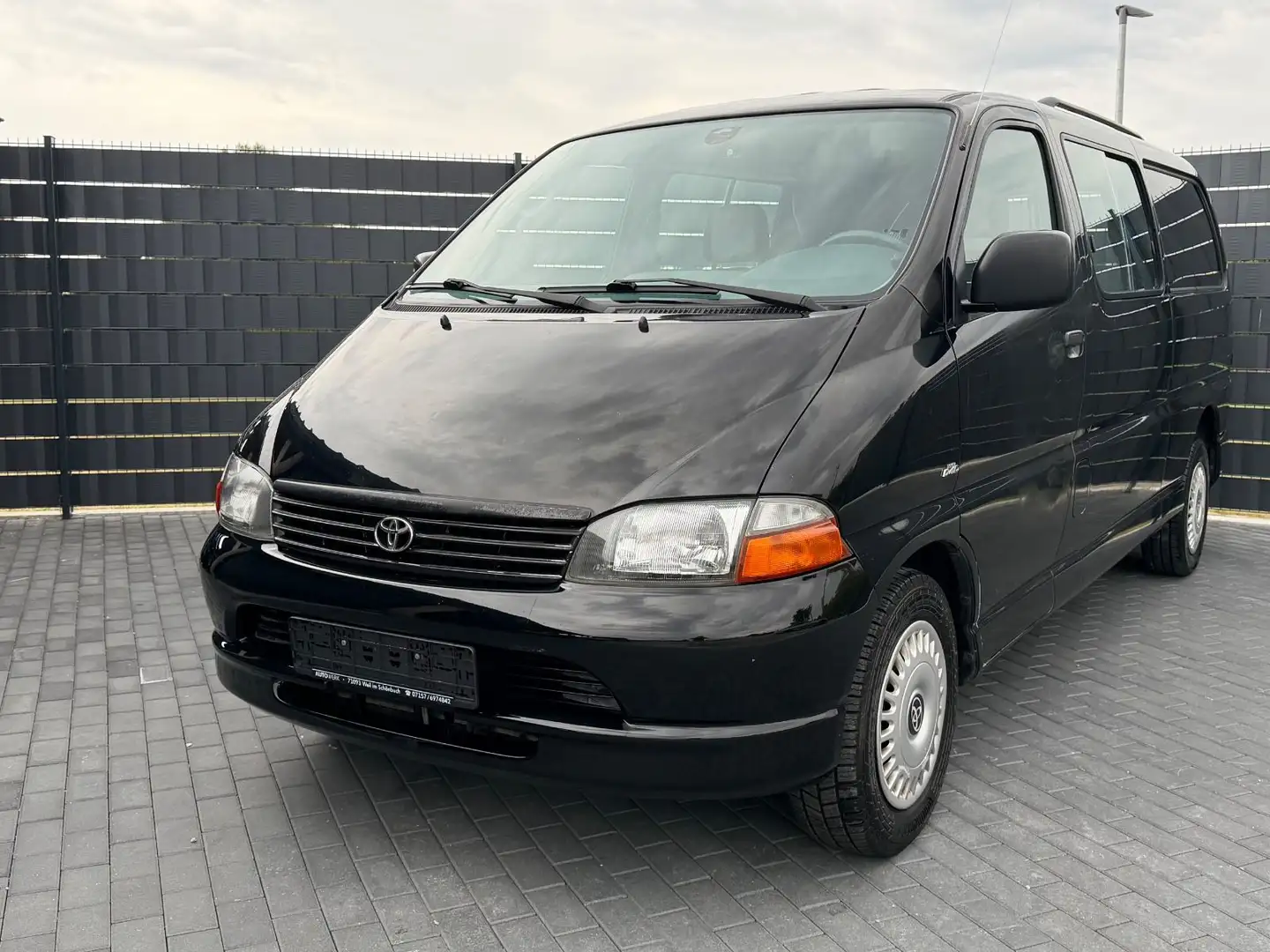 Toyota Hiace 2.5 D*AUTOMATIK*KLIMA*STANDHEIZUNG*AHK* Schwarz - 1