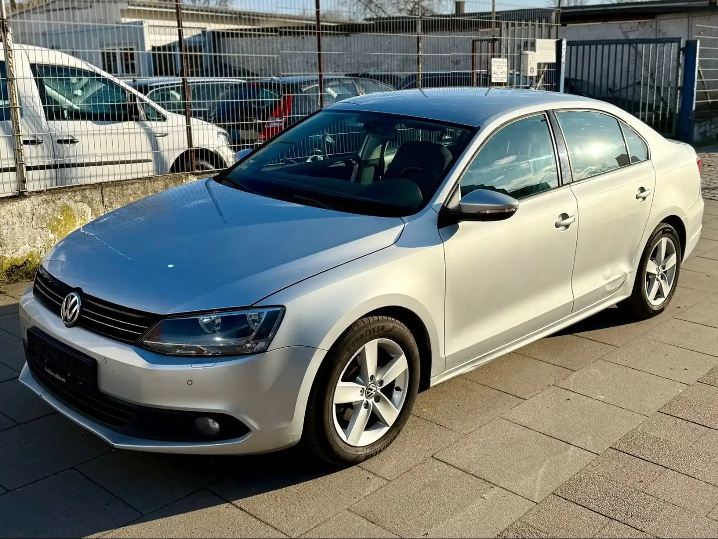 Volkswagen Jetta VI Comfortline / TÜV NEU Silber - 2