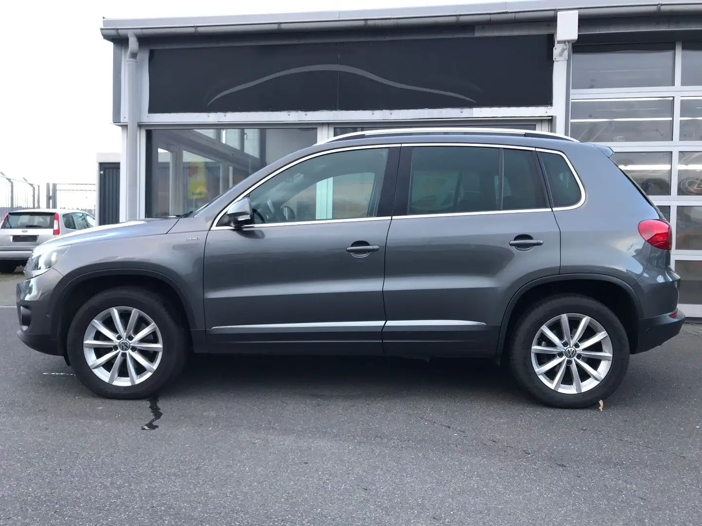 Volkswagen Tiguan 4 Motion,Navi,DSG,AHK,Bluet,1 Hand ! Grau - 2