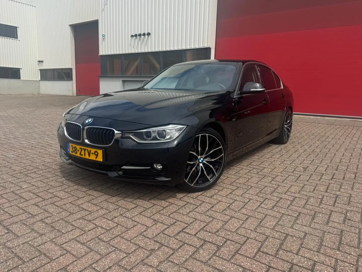 BMW 330 320i Noir - 1