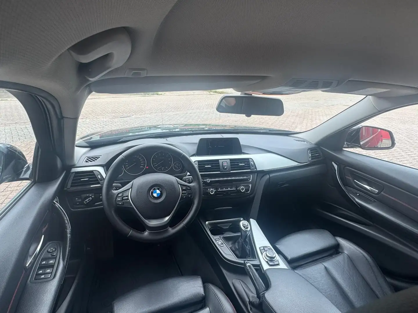 BMW 330 320i Noir - 2