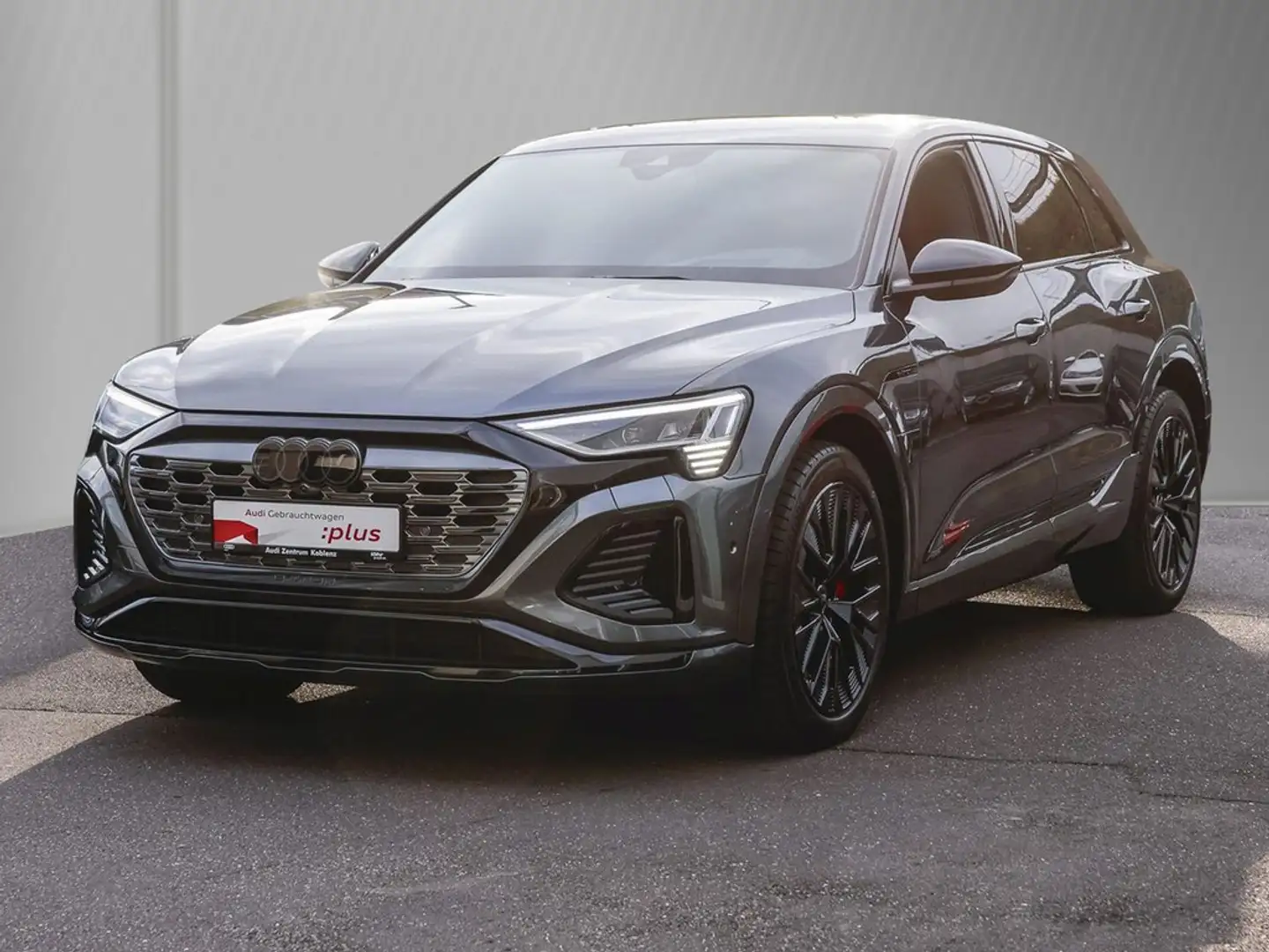 Audi Q8 e-tron 55 S line edition Matrix Panorama AHK Grau - 2