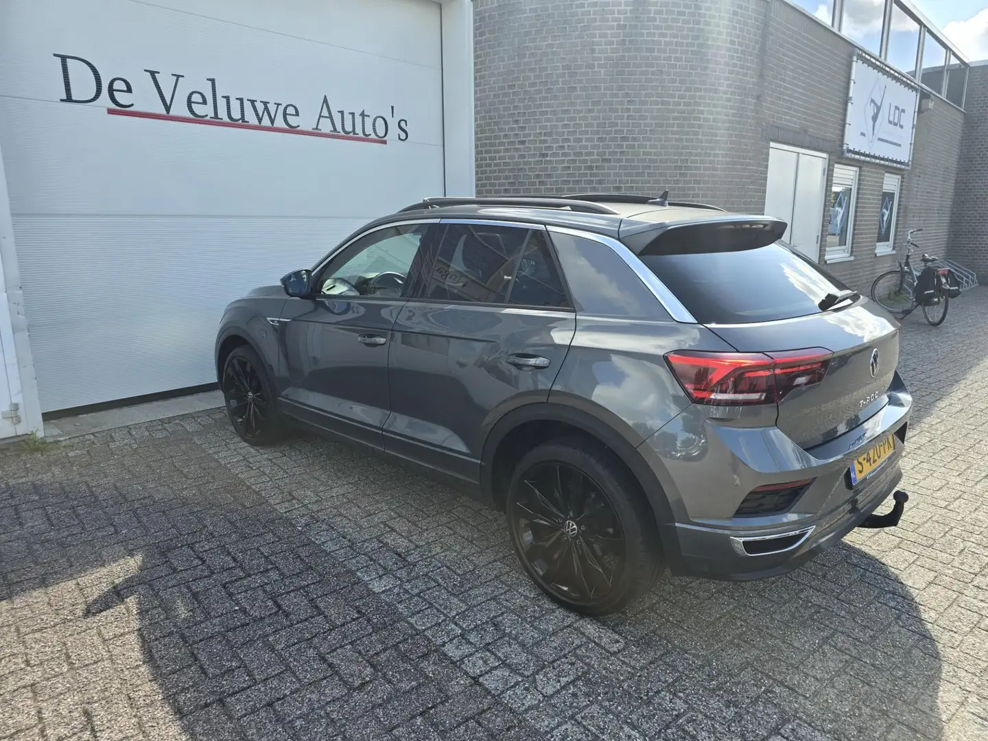 Volkswagen T-Roc 1.5 TSI Sport Business R pano virtual trkhk Grijs - 2