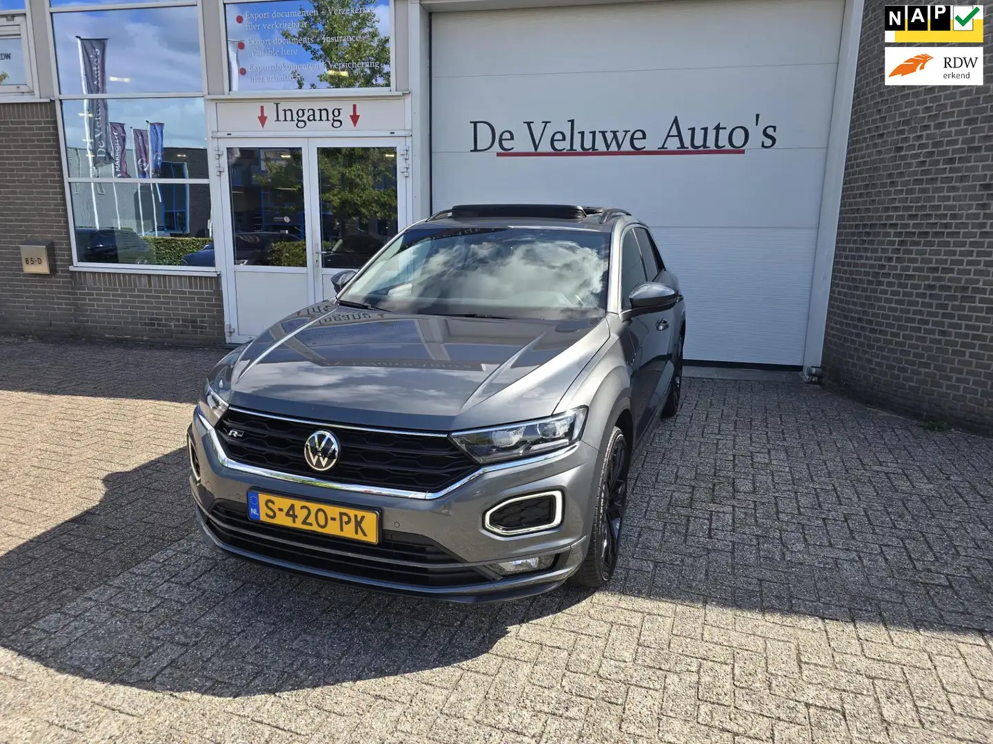 Volkswagen T-Roc 1.5 TSI Sport Business R pano virtual trkhk Grijs - 1