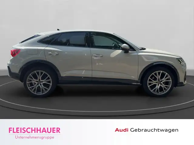Audi Q3 view 8