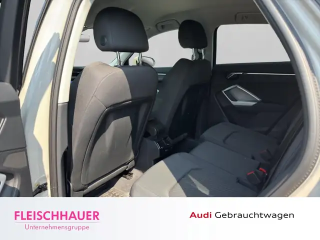 Audi Q3 view 14