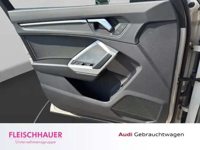 Audi Q3 view 13