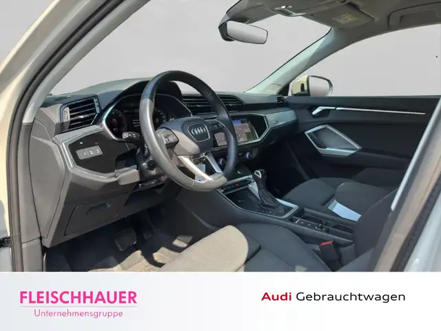 Audi Q3 view 10