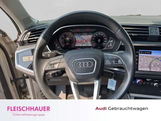 Audi Q3 view 11