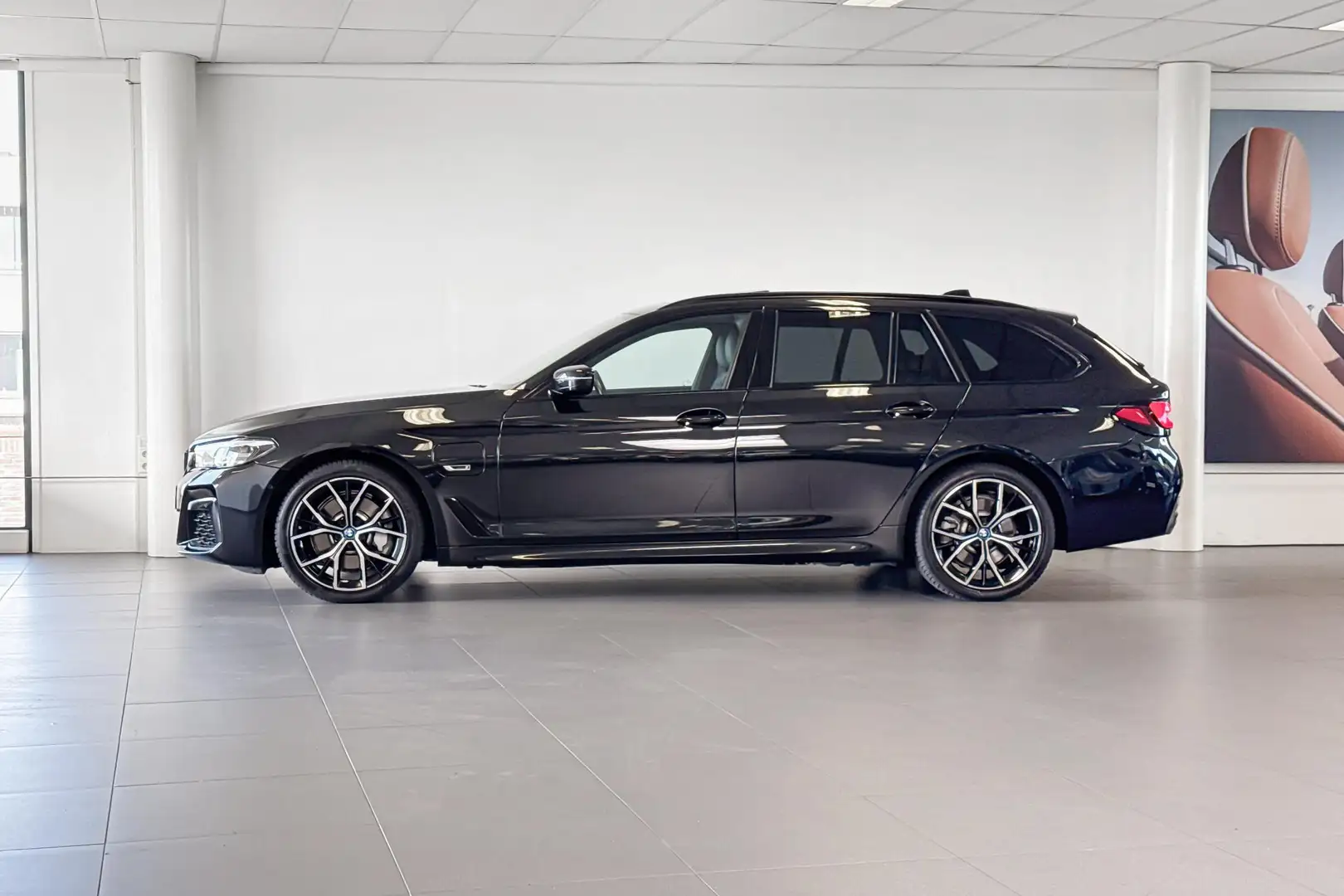 BMW 530 5 Serie Touring 530e xDrive Business Edition Plus Zwart - 2