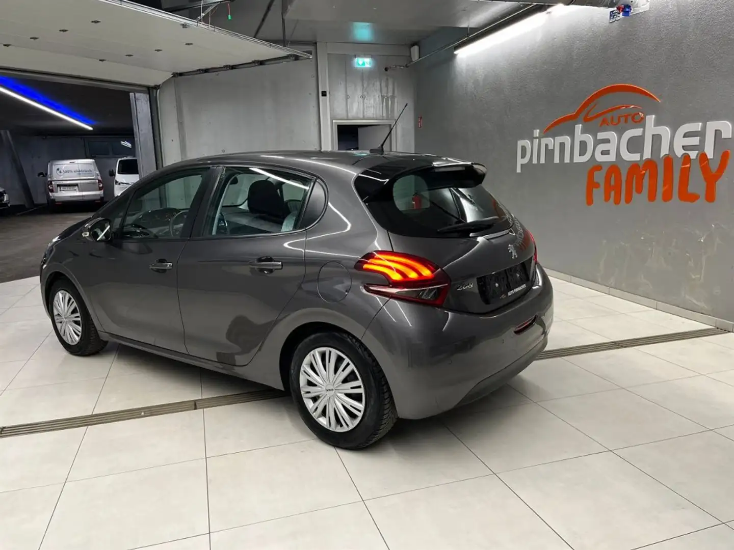 Peugeot 208 SIGN. PT82 5T Grau - 2