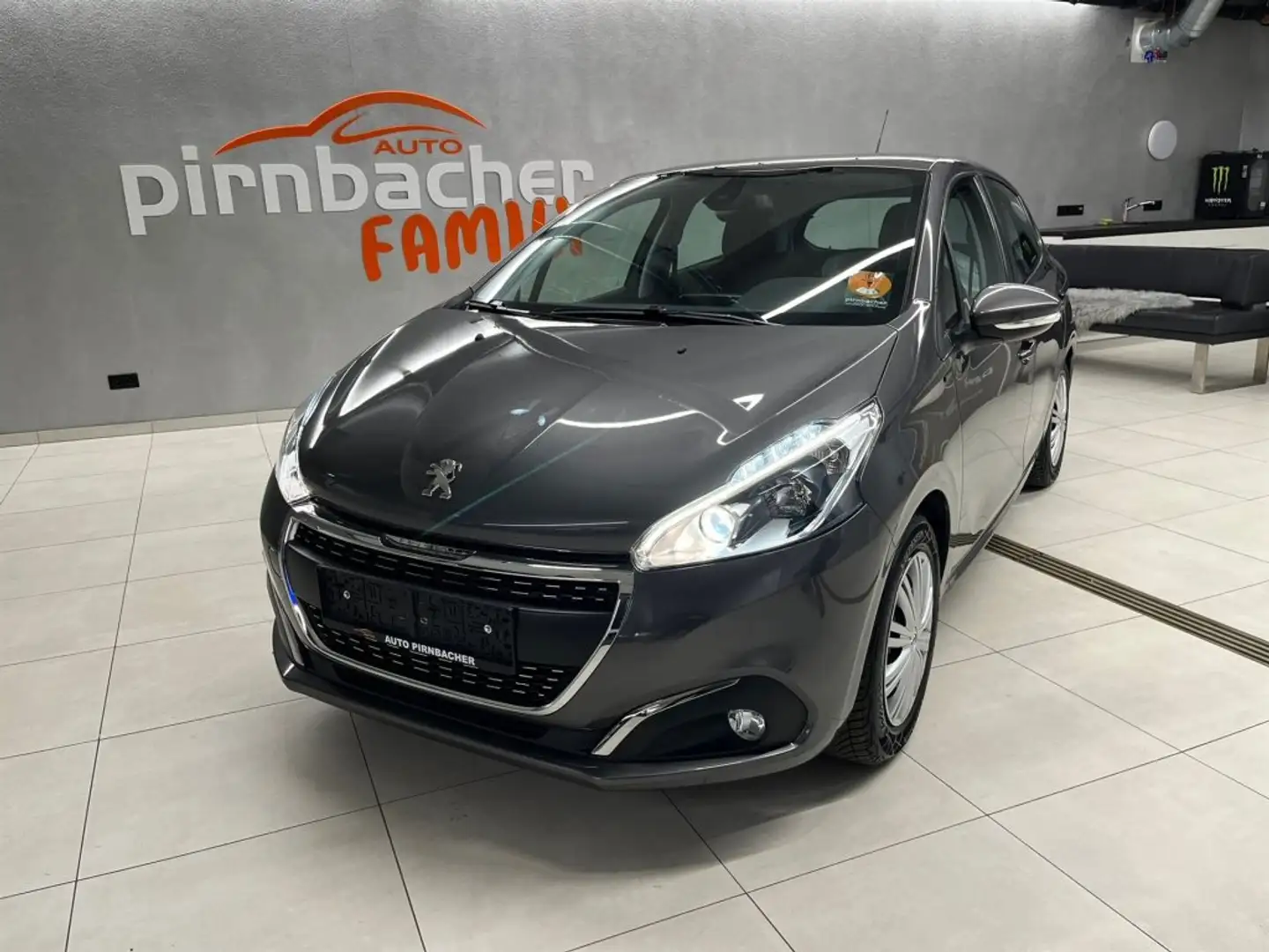 Peugeot 208 SIGN. PT82 5T Grau - 1