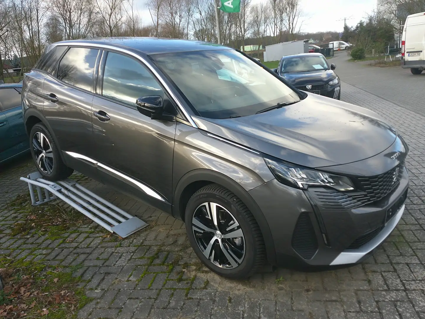 Peugeot 3008 Hybrid 136 Allure Pack Grau - 1