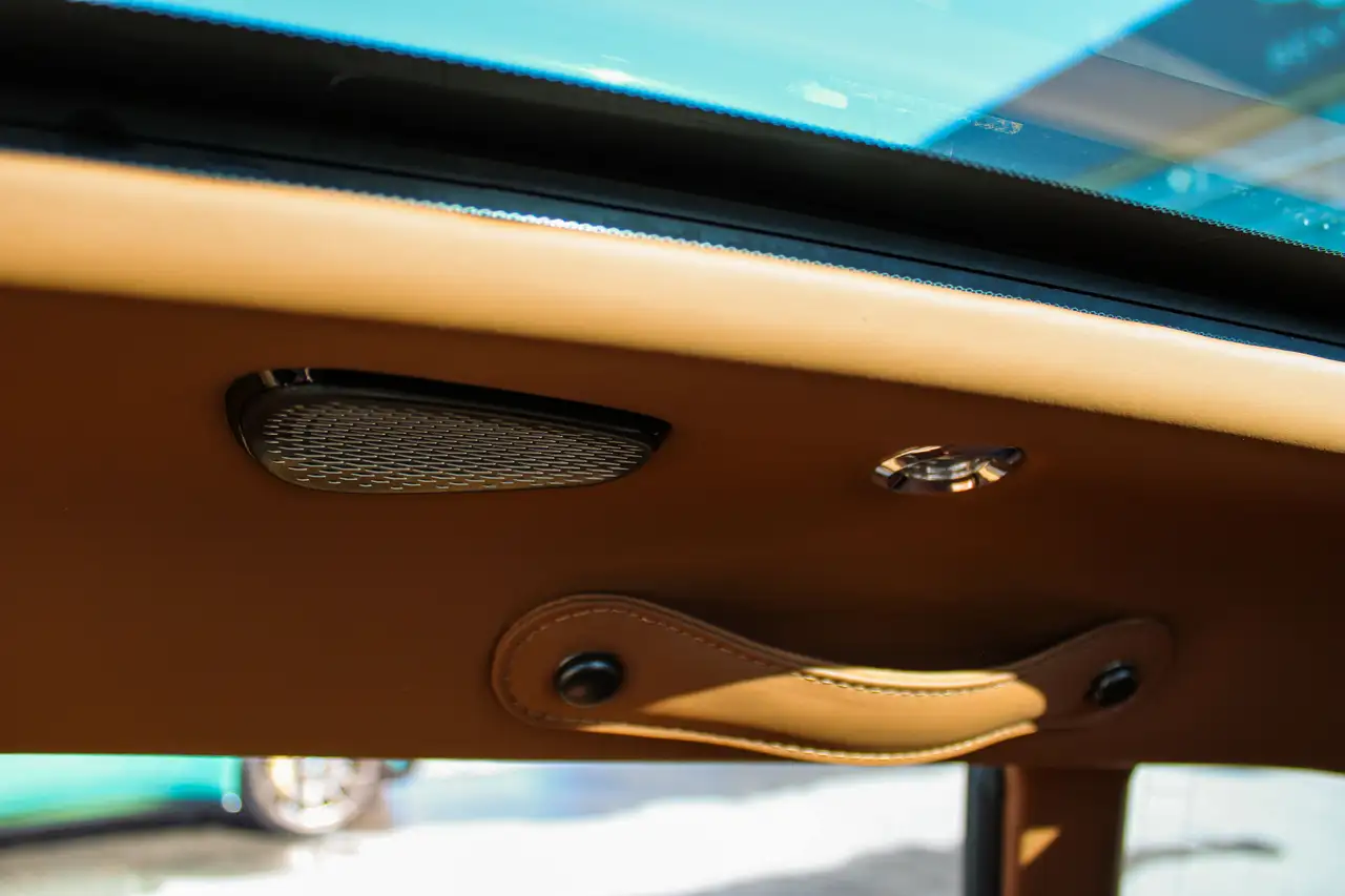 Aston Martin DBX снимка Aston Martin DBX
