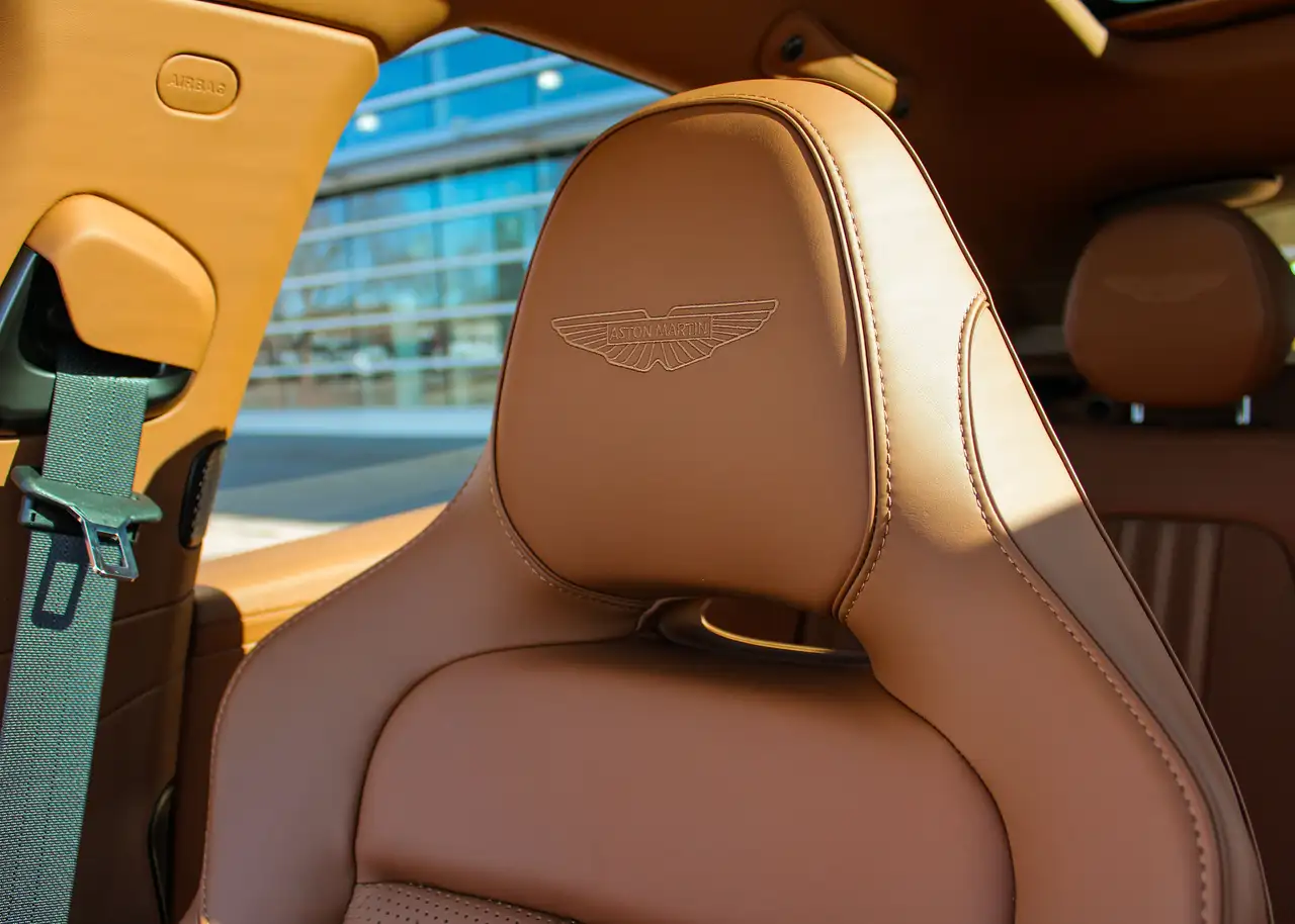 Aston Martin DBX снимка Aston Martin DBX