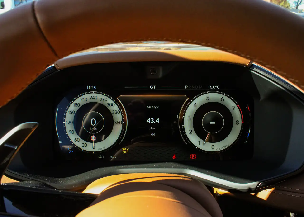 Aston Martin DBX снимка Aston Martin DBX
