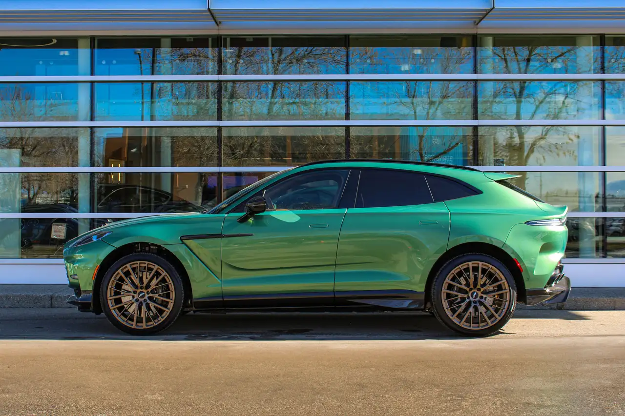 Aston Martin DBX снимка Aston Martin DBX